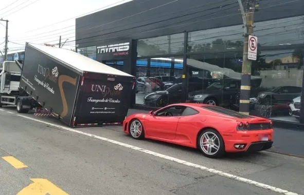 Ferrari F430 na porta da loja