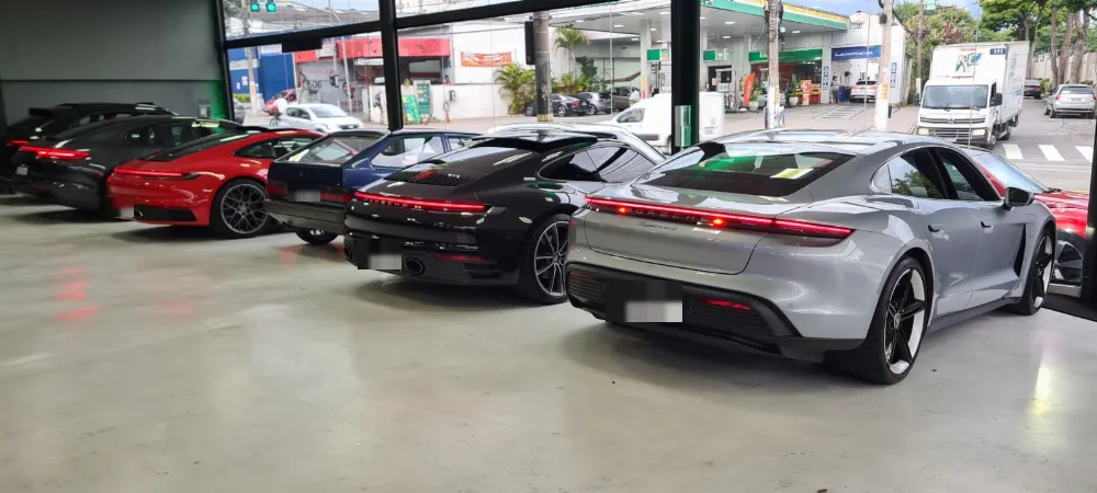 Porsches no salão
