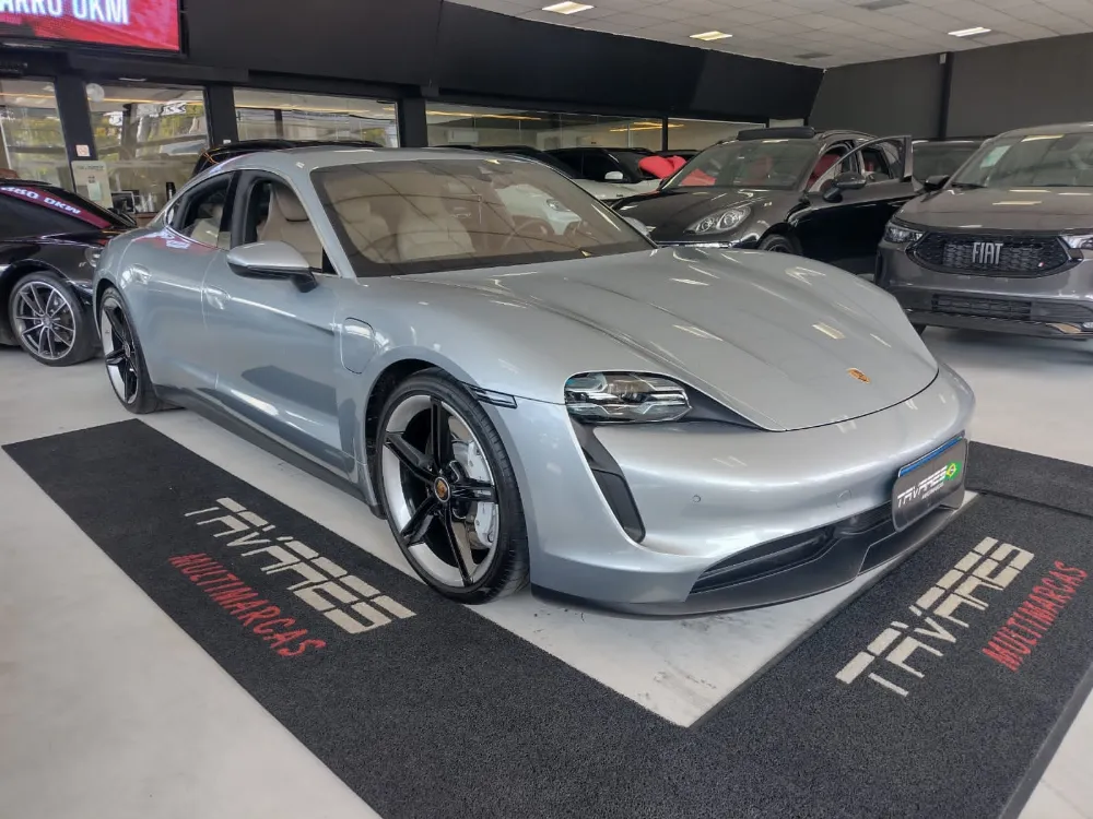 Porsche Taycan no showroom